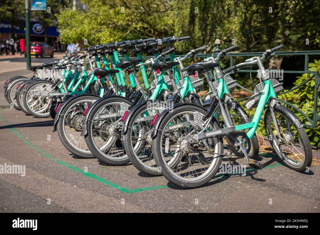 BOURNEMOUTH, Großbritannien - 08. Juli 2022. Eine Reihe von Fahrrädern kann an einer Mietstation gemietet werden. Beryl Bikes Bournemouth Stockfoto