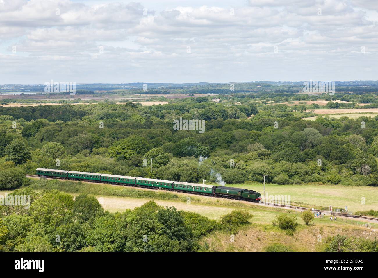DORSET, Großbritannien - 06. Juli 2022. Dampfzug in englischer Landschaft. Historische Swanage-Eisenbahn, Bezirk Purbeck, Dorset Stockfoto