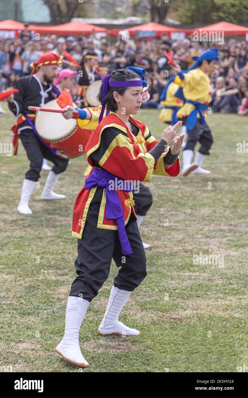 Buenos Aires, Argentinien - 8.. Oktober 2022: Junge Japanerin tanzt. EISA (japanischer Tanz mit Trommeln) in Varela Matsuri. Stockfoto