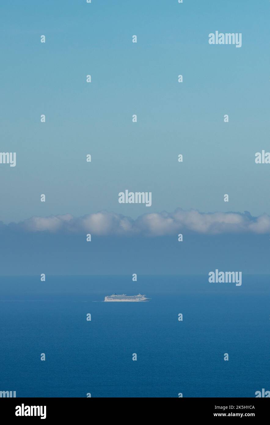 Kreuzschiff oder Linienschiff unter einem Wolkenufer auf dem ionischen