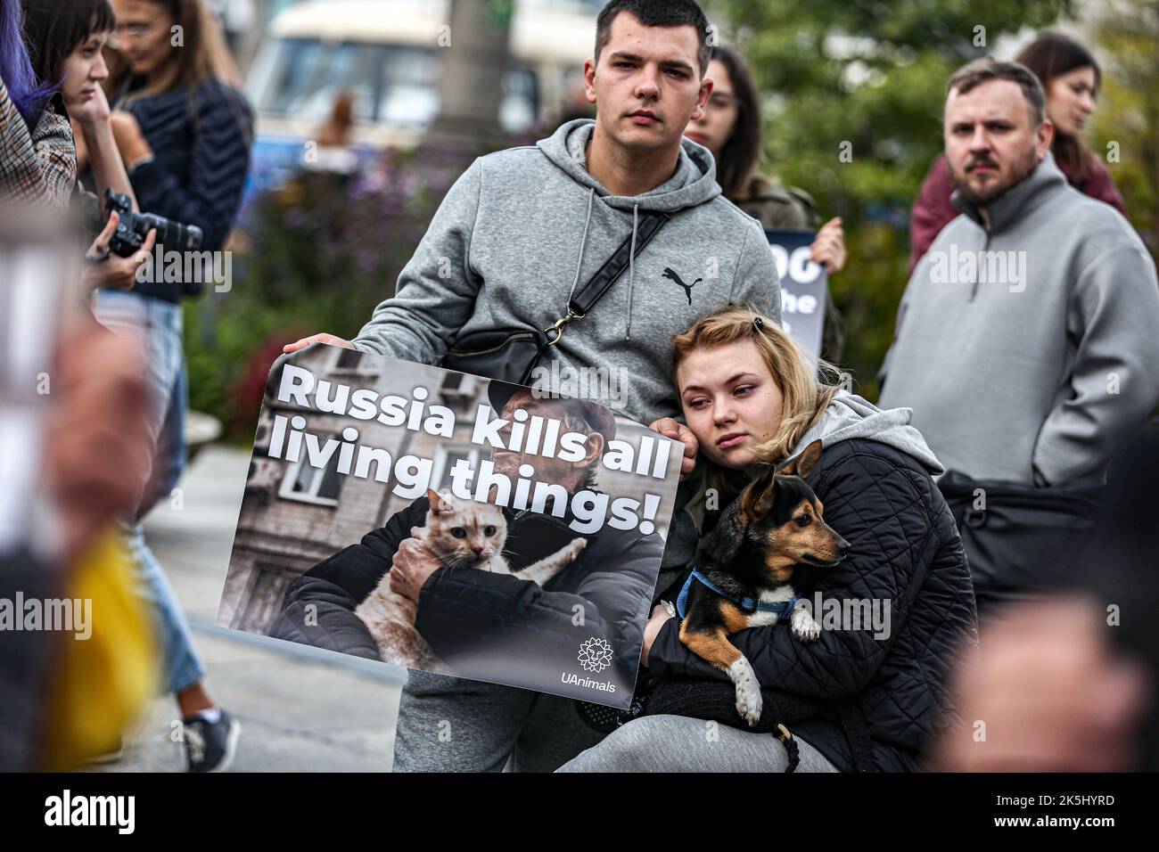 Warschau, Polen, USA. 8. Oktober 2022. Studenten, Einheimische, Immigranten, eingebürgerte iranisch-polnische Bürger in Warschau kamen zusammen, um gegen den Iran und die größeren Unruhen zu protestieren, die durch den Tod von Mahsa Amini, einer 22-jährigen Kurdin, ausgelöst wurden, die nach der Verhaftung durch die Moralpolizei am 13. September in Teheran ins Koma fiel. Sie verletzte angeblich das Gesetz, wonach Frauen ihre Haare mit einem Hijab, traditionell als Kopftuch bekannt, bedecken sollten. Drei Tage später starb sie im Krankenhaus an Verletzungen. (Bild: © Bianca Otero/ZUMA Press Wire) Stockfoto