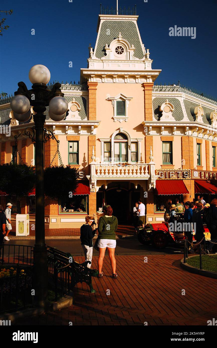 Touristen gehen an einem sonnigen Sommertag auf der Main Street USA, dem Einkaufs- und Einkaufsviertel von Disneyland in Anaheim, Kalifornien, spazieren Stockfoto