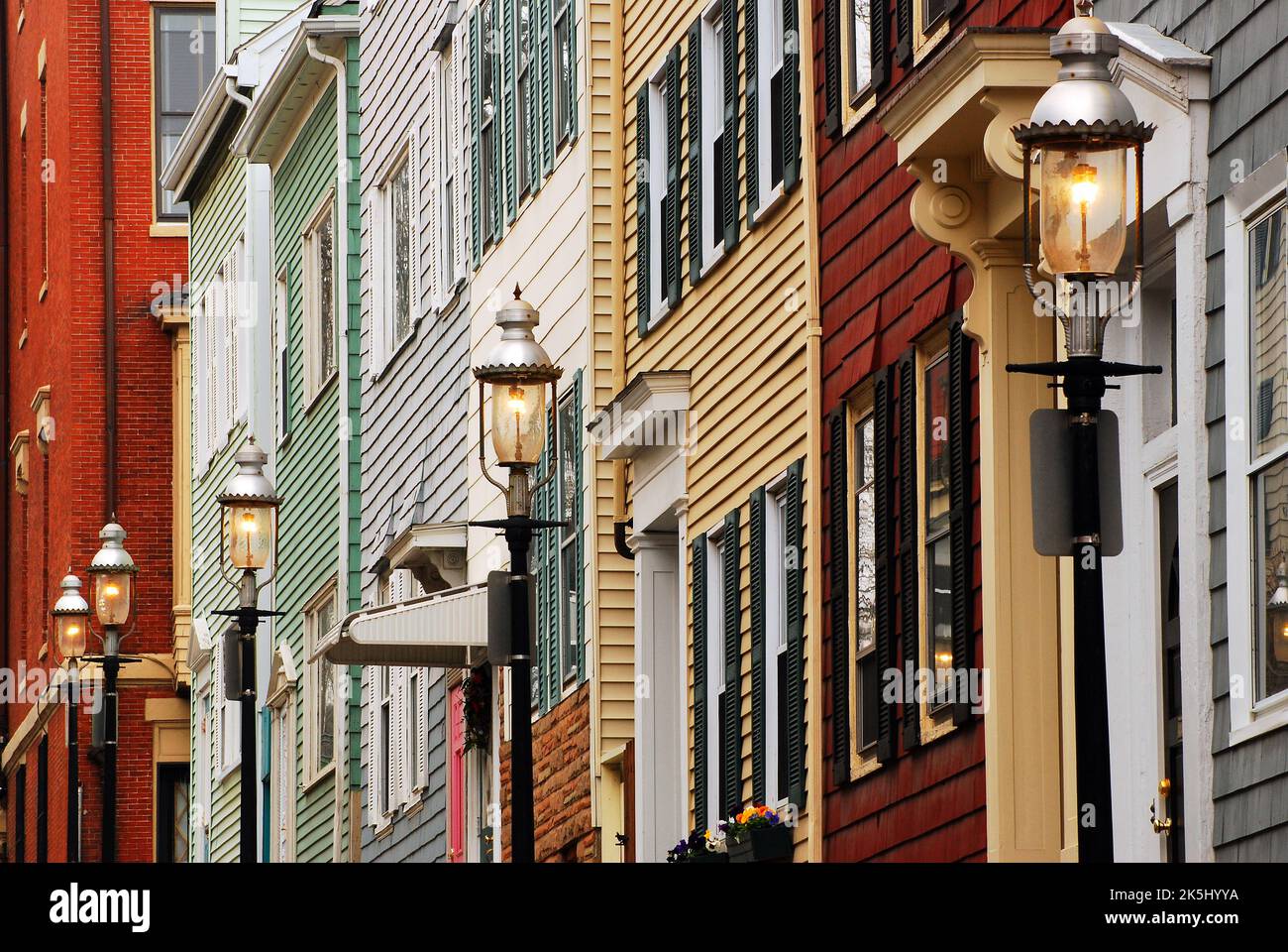 Colonial Row Houses und historische Straßenlaternen säumen eine historische Straße in Charlestown, Massachusetts, in der Nähe von Boston Stockfoto