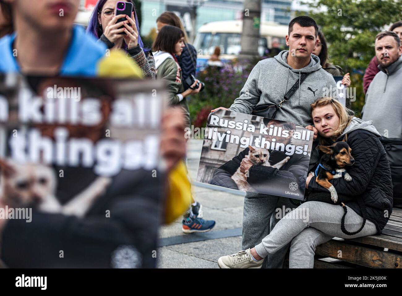 Warschau, Polen, USA. 8. Oktober 2022. Studenten, Einheimische, Immigranten, eingebürgerte iranisch-polnische Bürger in Warschau kamen zusammen, um gegen den Iran und die größeren Unruhen zu protestieren, die durch den Tod von Mahsa Amini, einer 22-jährigen Kurdin, ausgelöst wurden, die nach der Verhaftung durch die Moralpolizei am 13. September in Teheran ins Koma fiel. Sie verletzte angeblich das Gesetz, wonach Frauen ihre Haare mit einem Hijab, traditionell als Kopftuch bekannt, bedecken sollten. Drei Tage später starb sie im Krankenhaus an Verletzungen. (Bild: © Bianca Otero/ZUMA Press Wire) Stockfoto