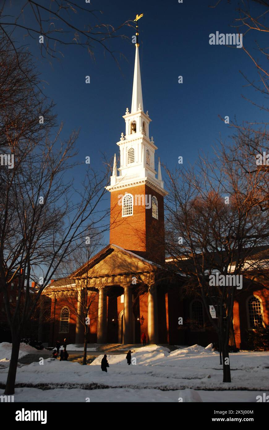 Die Harvard University Memorial Church steht im Winter auf dem Harvard Yard, auf dem Campus der Ivy League Schule Stockfoto