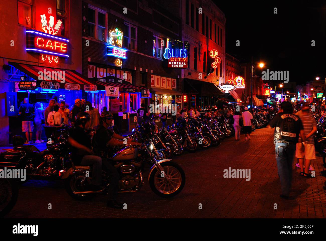 Motorräder, Chopper und andere Fahrräder stehen vor den Bars, Tavernen und Nachtclubs auf der Beale Street, einem beliebten Partyziel, in Memphis Stockfoto