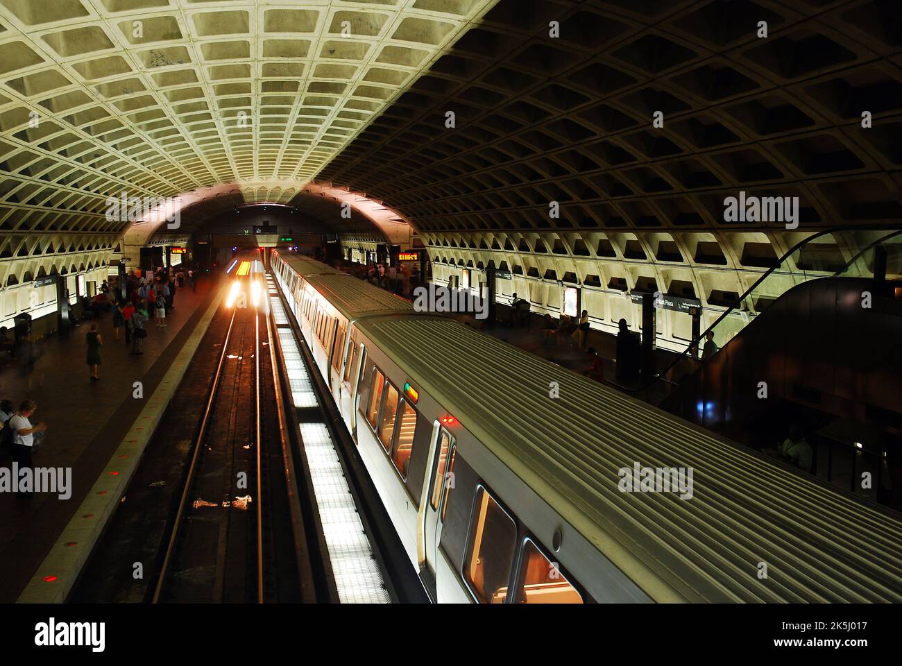 Ein U-Bahn-Zug in Washington DC hält an einem U-Bahn-System, damit Pendler und Passagiere an ihrem Bahnhof aussteigen können Stockfoto