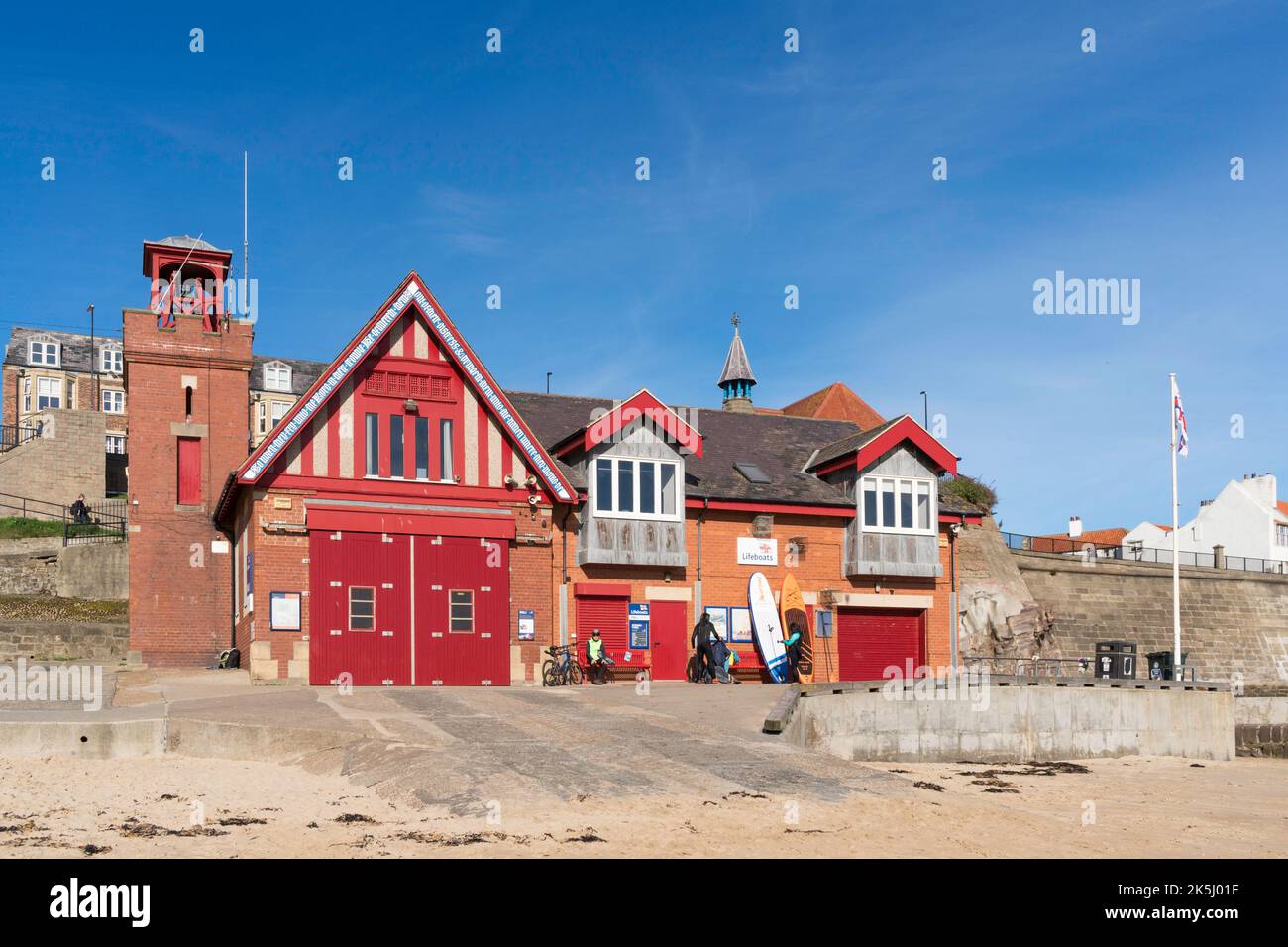 Das denkmalgeschützte Gebäude der RNLI-Rettungsbootstation von Cullercoats, North Tyneside, England, Großbritannien Stockfoto