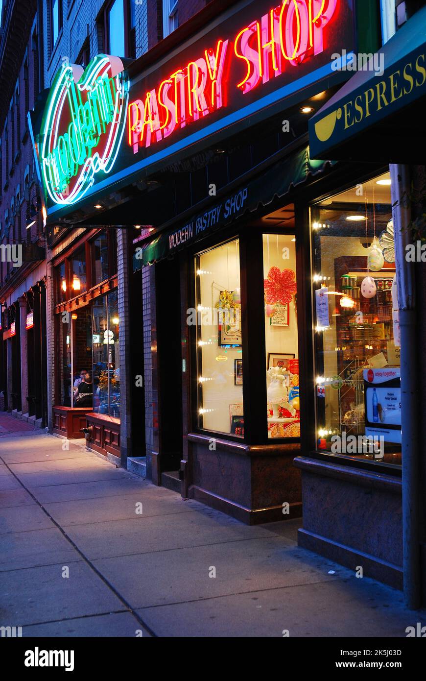Ein Neonlicht-Zeichen für modernes Gebäck, eine Bäckerei mit mehreren Generationen im italienischen North End von Boston, begrüßt die Besucher in der Bäckerei Stockfoto