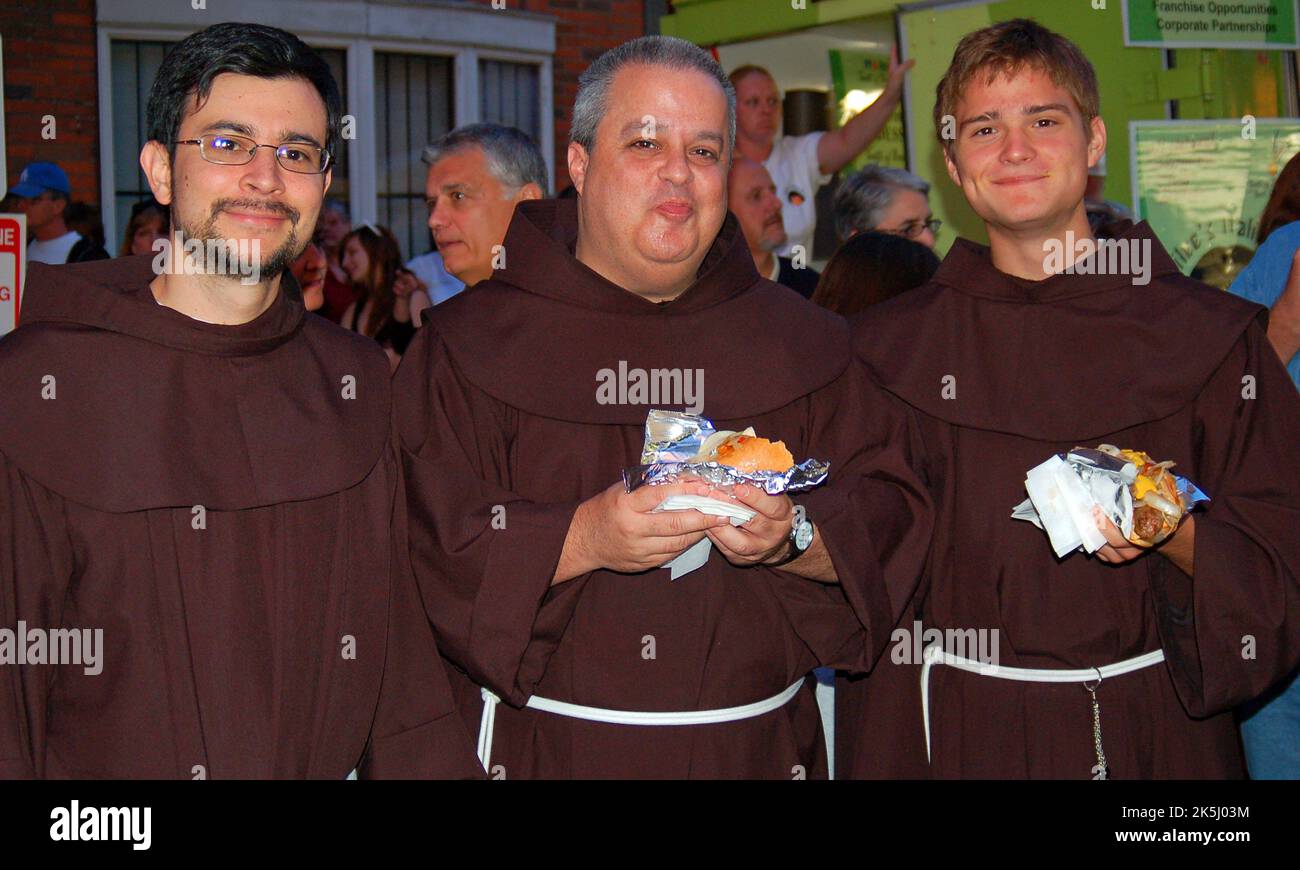 Drei Mönche nisten bei einem Festival im North End von Boston an Würsten- und Pfefferhelden Stockfoto