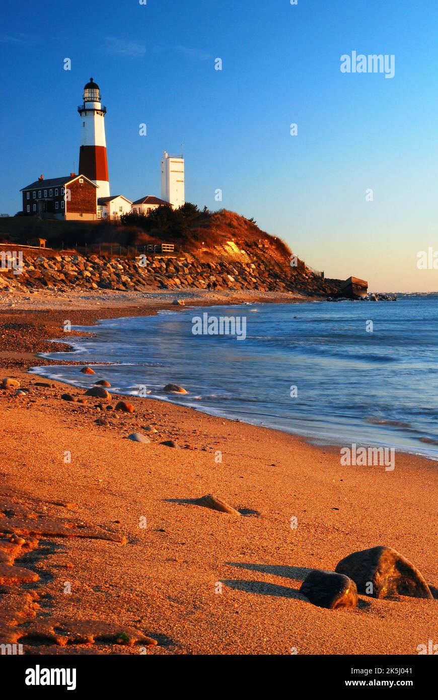 Der Montauk Point Lighthouse steht an der östlichen Spitze von Long Island und wurde von George Washington in Auftrag gegeben Stockfoto