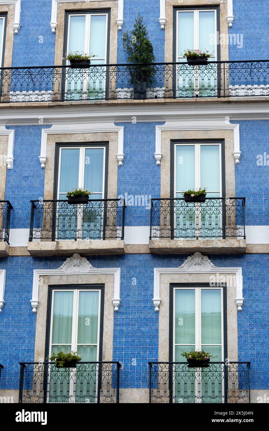 Historisches Gebäude in Lissabon mit einer Fassade mit klassischen blauen Fliesen (Azulejo) und Balkonen Stockfoto
