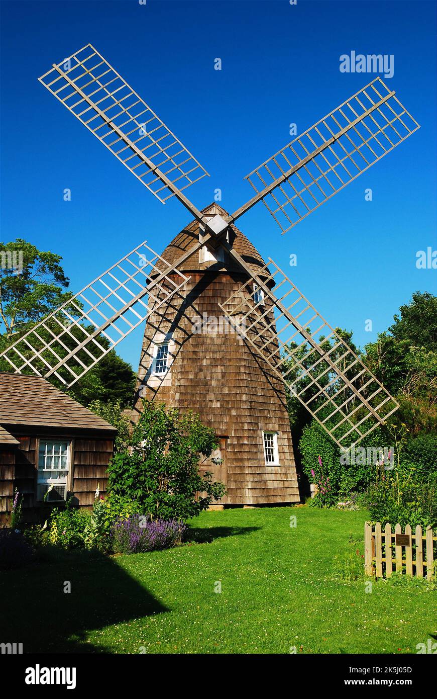 Eine historische Windmühle steht im Zentrum eines Museums, das das frühe koloniale ländliche Leben der Hamptons zeigt Stockfoto