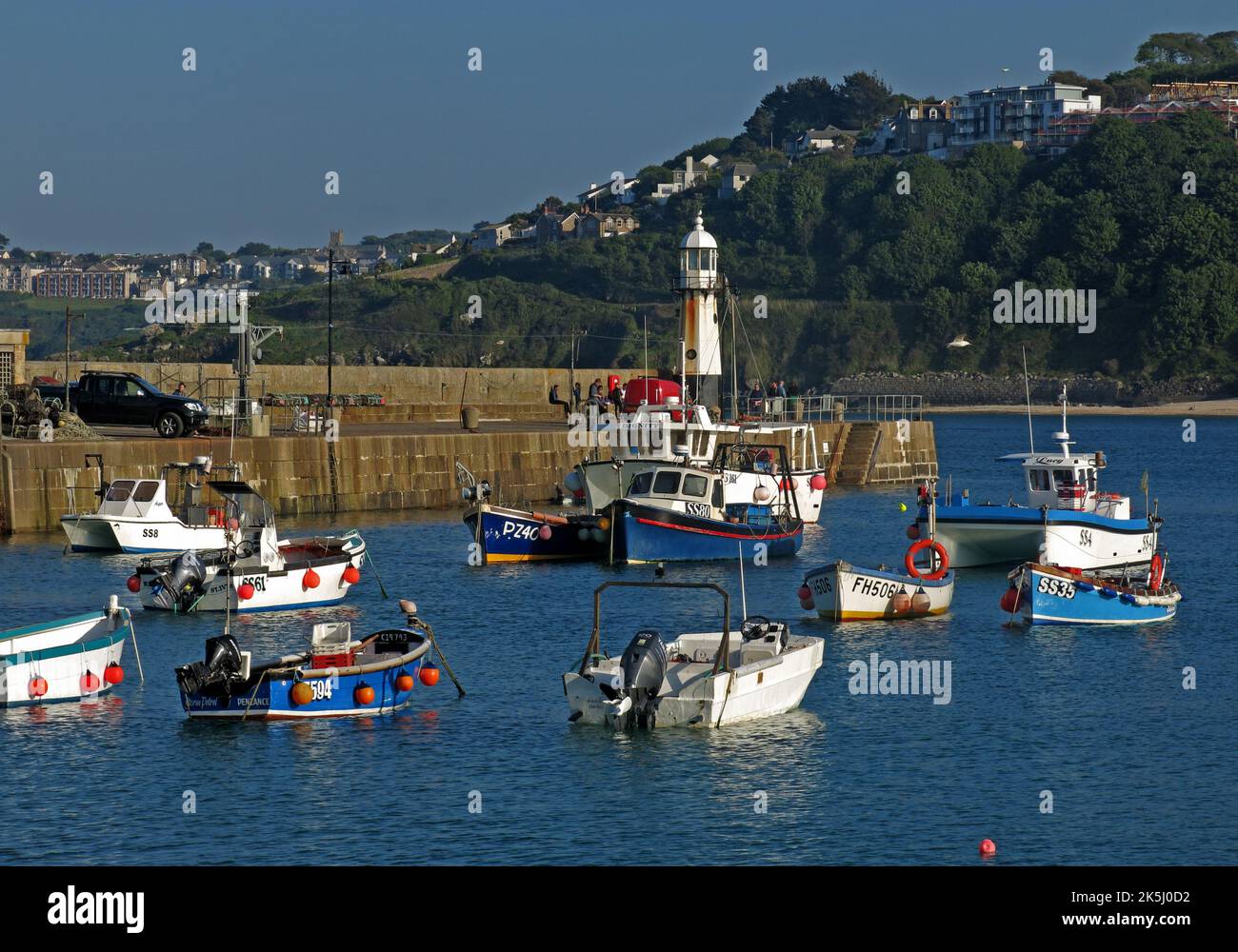 Der Hafen in St. Ives, Cornwall, England, Großbritannien, festgeschiffte Boote und Leuchtturm Stockfoto