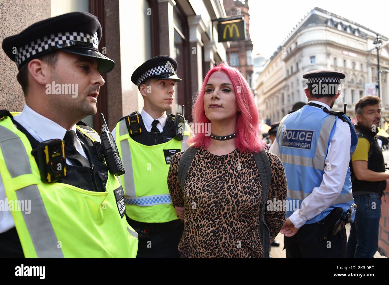 London, England, Großbritannien. 8. Oktober 2022. Polizeibeamte verhaften Tierrechtler im McDonald's Restaurant in der Shaftesbury Avenue. Animal Rebellion ging gemeinsam mit Umweltschützern von Just Stop Oil, Veganern und Tierrechtsaktivisten auf die Straßen von Zentral-London und forderten eine pflanzenbasierte Zukunft. (Bild: © Thomas Krych/ZUMA Press Wire) Stockfoto