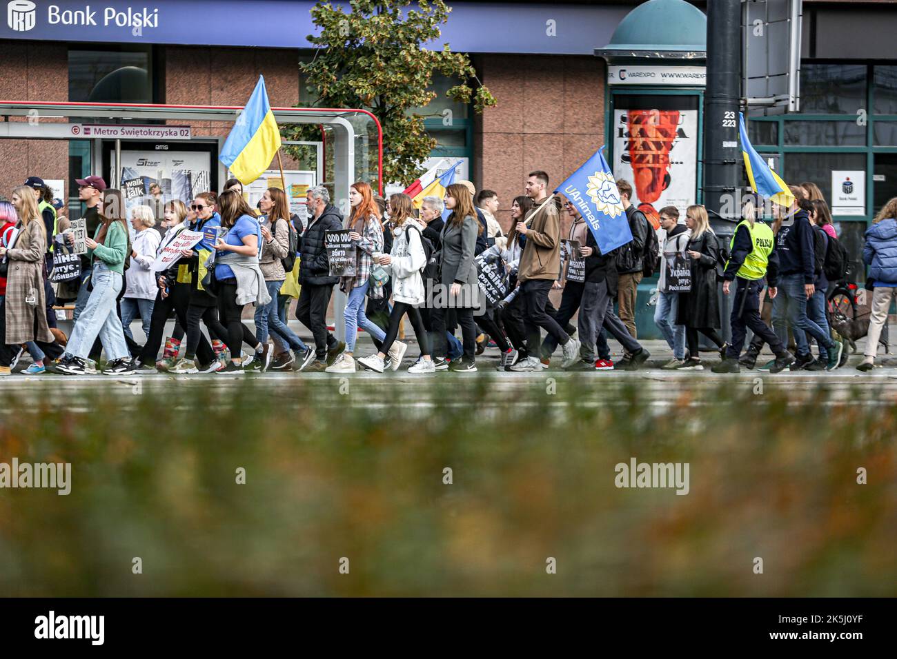 Warschau, Polen, USA. 8. Oktober 2022. Studenten, Einheimische, Immigranten, eingebürgerte iranisch-polnische Bürger in Warschau kamen zusammen, um gegen den Iran und die größeren Unruhen zu protestieren, die durch den Tod von Mahsa Amini, einer 22-jährigen Kurdin, ausgelöst wurden, die nach der Verhaftung durch die Moralpolizei am 13. September in Teheran ins Koma fiel. Sie verletzte angeblich das Gesetz, wonach Frauen ihre Haare mit einem Hijab, traditionell als Kopftuch bekannt, bedecken sollten. Drei Tage später starb sie im Krankenhaus an Verletzungen. (Bild: © Bianca Otero/ZUMA Press Wire) Stockfoto