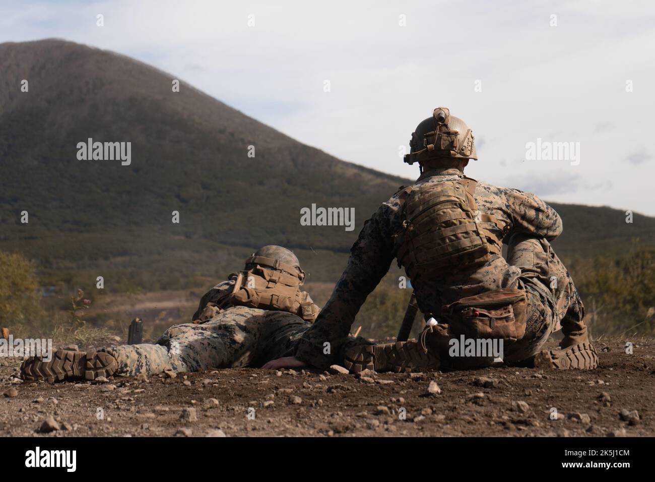 U.S. Marine Corps Sgt. Ryan Lauritsen (links) und CPL. Jack Secrest (rechts), Scout-Scharfschützen mit 3D Bataillons, 3D Marines, 3D Marine Division führen während Resolute Dragon 22 auf dem Shikaribetsu-Manövergebiet, Hokkaido, Japan, 6. Oktober 2022, einen Live-Feuerbereich durch. Resolute Dragon 22 ist eine jährliche bilaterale Übung zur Stärkung der Verteidigungsfähigkeiten der US-Japan-Allianz durch die Ausübung integrierter Kommando- und Kontrollmaßnahmen, das Anvisieren, die Kombination von Waffen und Manöver über mehrere Bereiche hinweg. Lauritsen stammt aus Dwight, Illinois, und Secrest stammt aus Fort Lauderdale, Florida. (USA Marine Co Stockfoto