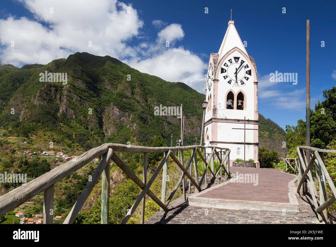 Fatima-Kapelle auf einem greenhill, Capela de Nossa Senhora deFatima, Sao Vicente, Madeira, Portugal Stockfoto