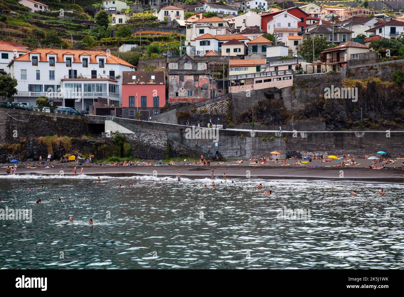 Schwarzer Sandstrand und Badebucht von Seixal, Madeira, Portugal Stockfoto