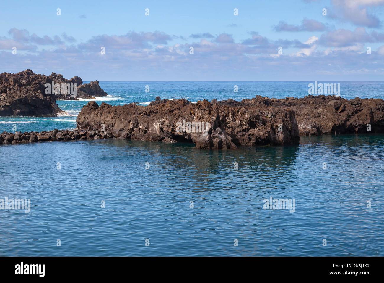 Klippen und Bucht von Seixal, Madeira, Portugal Stockfoto