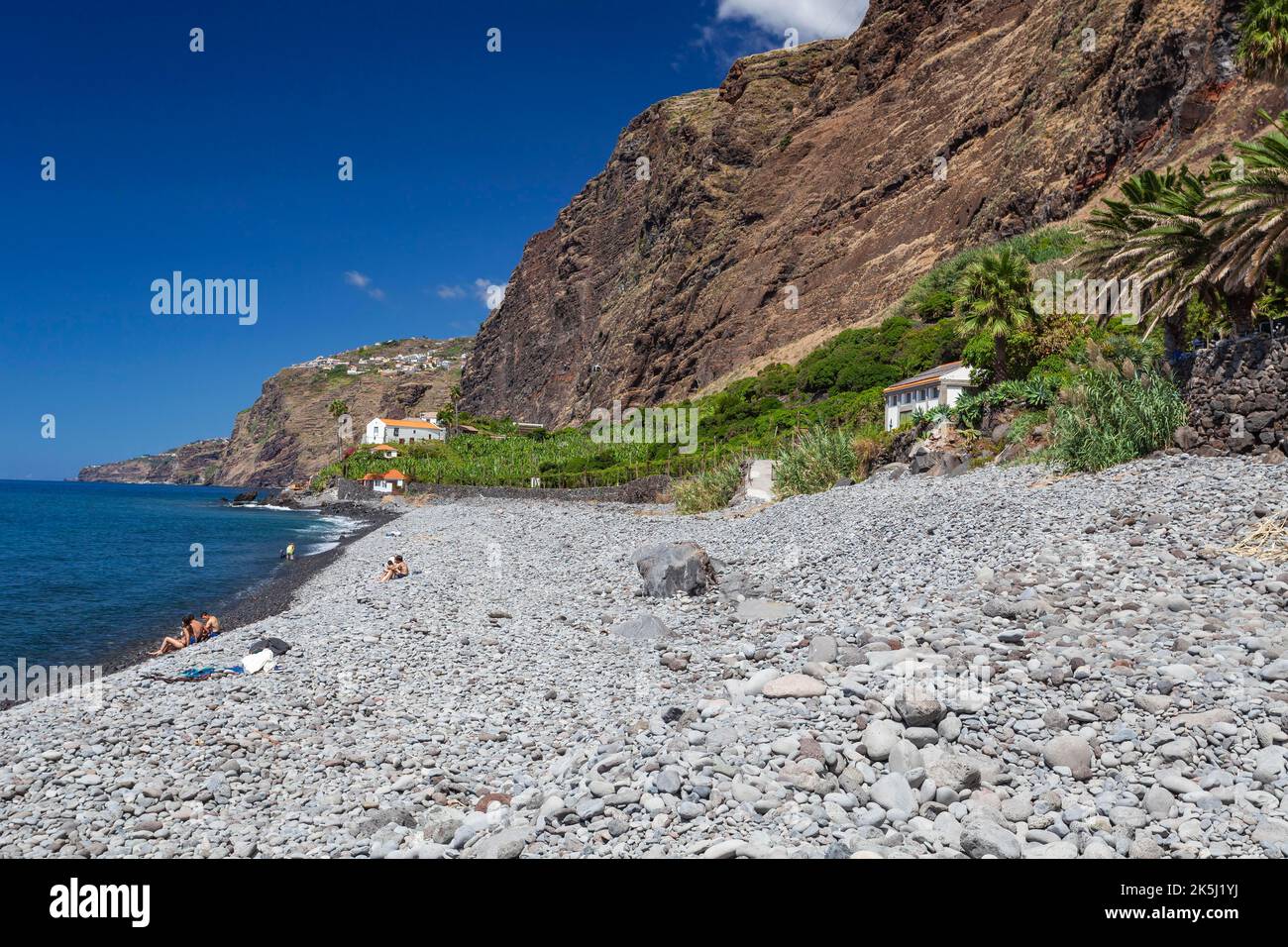 Natur- und Kiesstrand Faja dos Padres, Madeira, Portugal Stockfoto