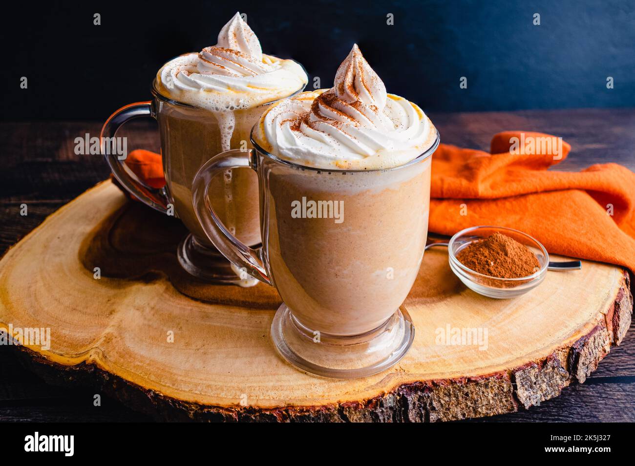 Kürbis-Gewürz heiße Schokolade mit Schlagsahne garniert: Tassen heiße Schokolade mit chantilly-Creme und Kürbisgewürz garniert Stockfoto