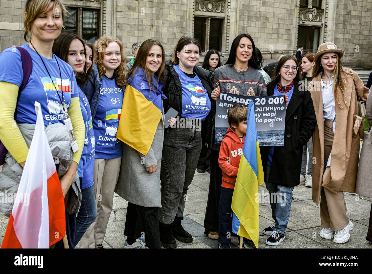 Warschau, Polen, USA. 8. Oktober 2022. Studenten, Einheimische, Immigranten, eingebürgerte iranisch-polnische Bürger in Warschau kamen zusammen, um gegen den Iran und die größeren Unruhen zu protestieren, die durch den Tod von Mahsa Amini, einer 22-jährigen Kurdin, ausgelöst wurden, die nach der Verhaftung durch die Moralpolizei am 13. September in Teheran ins Koma fiel. Sie verletzte angeblich das Gesetz, wonach Frauen ihre Haare mit einem Hijab, traditionell als Kopftuch bekannt, bedecken sollten. Drei Tage später starb sie im Krankenhaus an Verletzungen. (Bild: © Bianca Otero/ZUMA Press Wire) Stockfoto