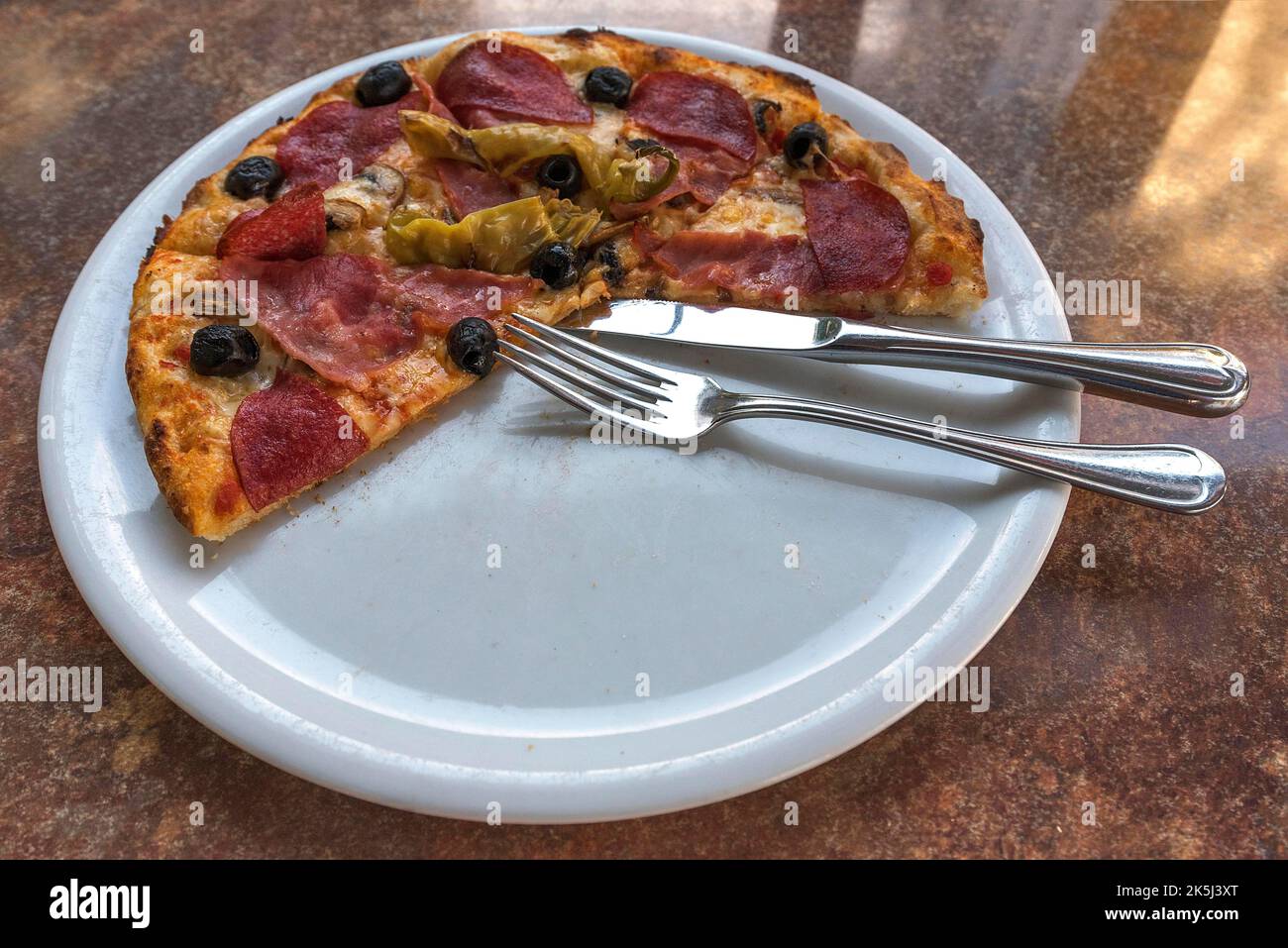 Eine halbgefressene Pizza-Salami, Bayern, Deutschland Stockfoto