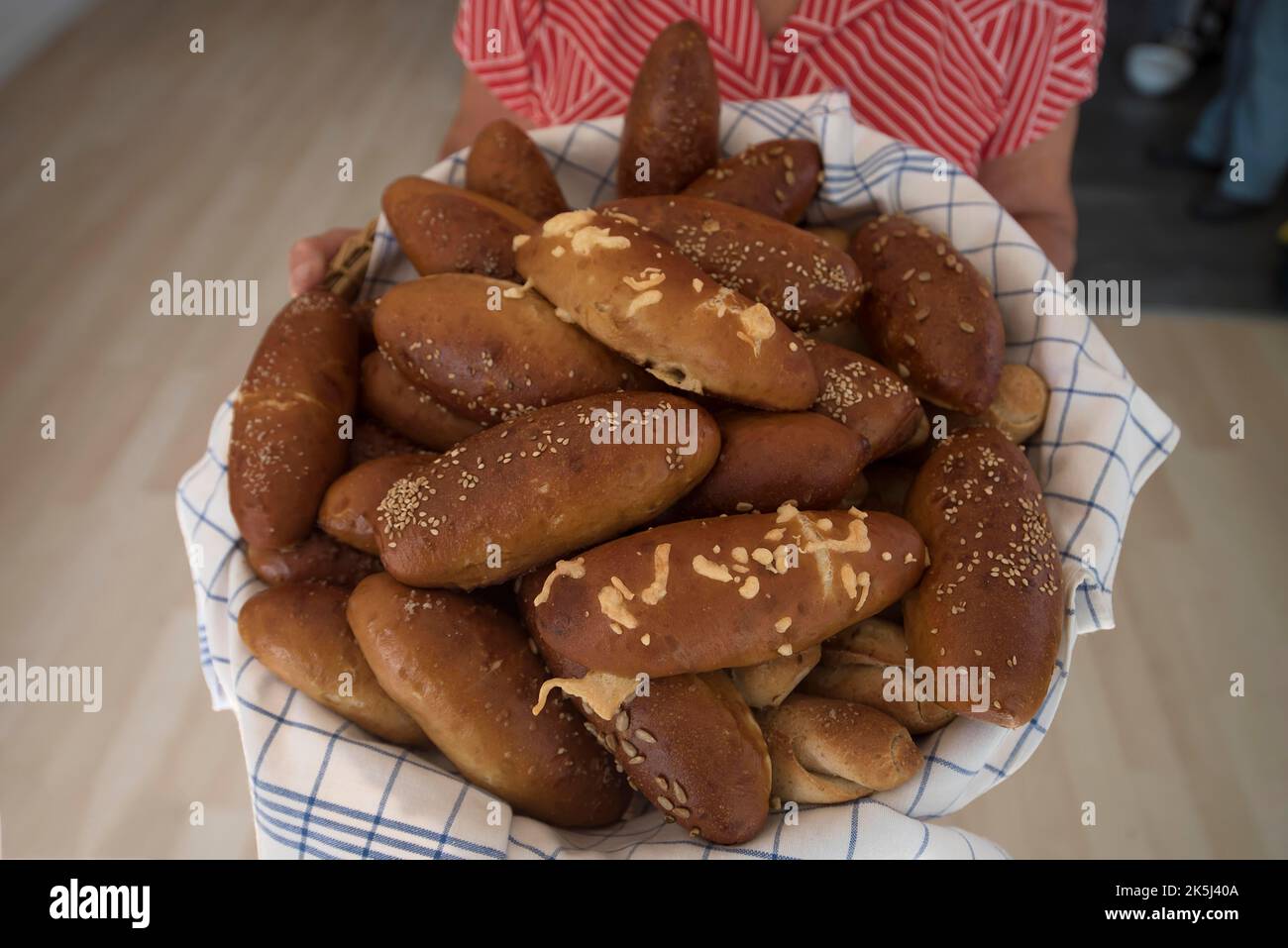 Frisch gebackene Brioche-Croissants, Bayern, Deutschland Stockfoto