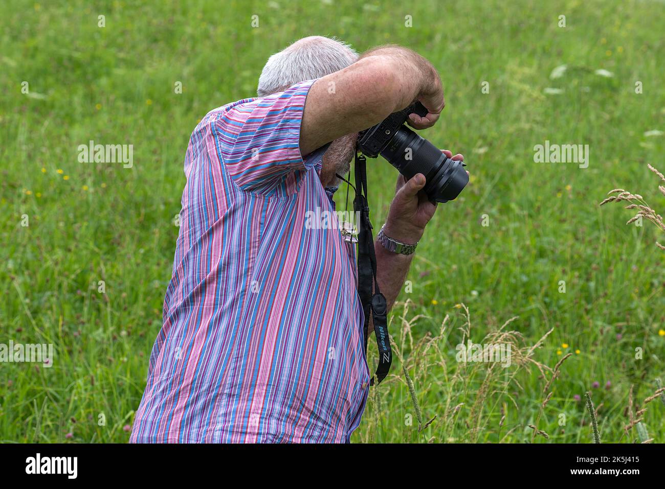 Älterer Herr, der ein Foto macht, Bayern, Deutschland Stockfoto