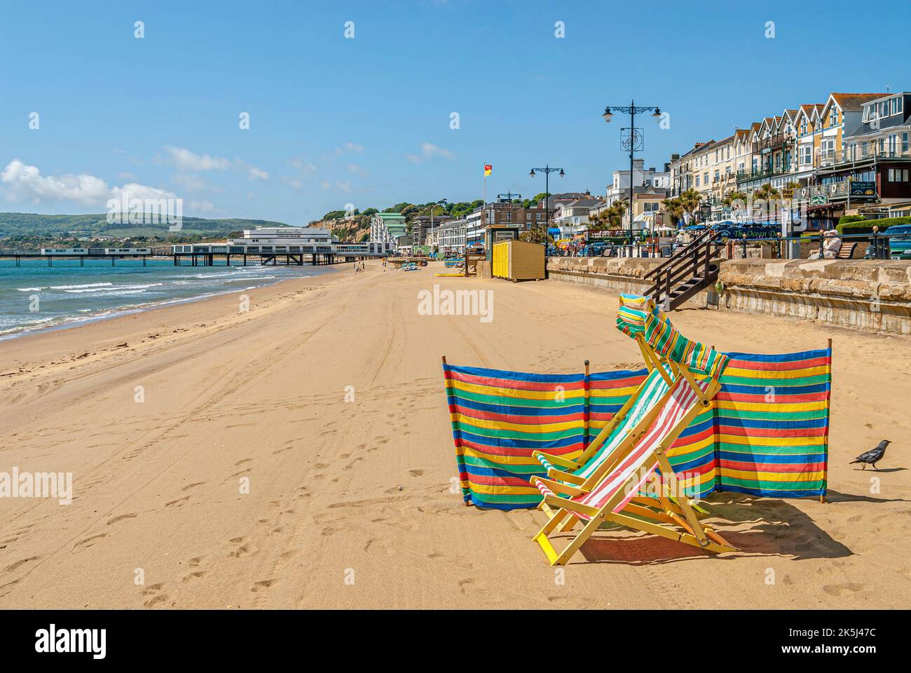 Liegestühle am Sandown Beach auf der Isle of Wight, Südengland Stockfoto