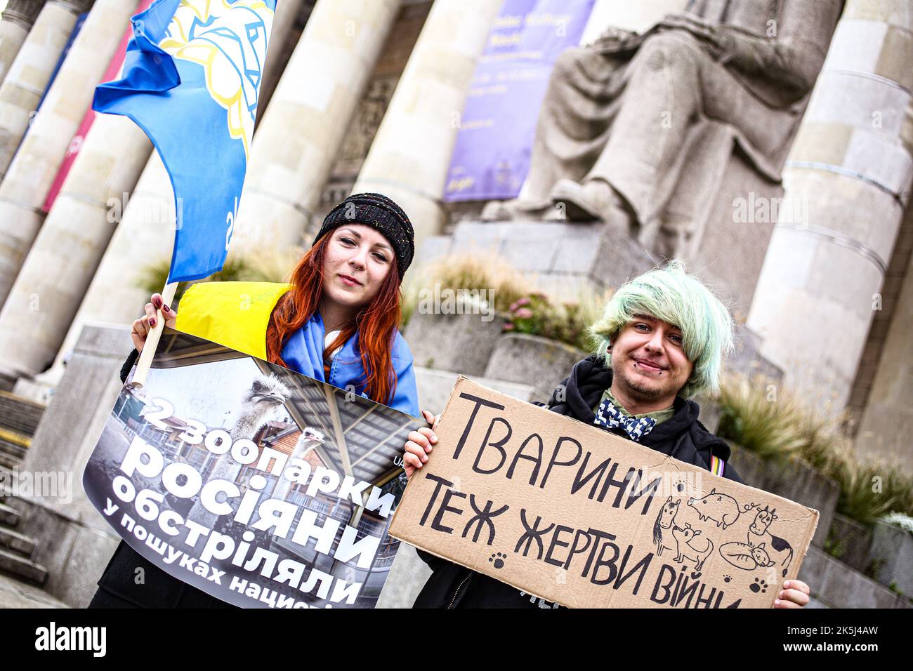 Warschau, Polen, USA. 8. Oktober 2022. Studenten, Einheimische, Immigranten, eingebürgerte iranisch-polnische Bürger in Warschau kamen zusammen, um gegen den Iran und die größeren Unruhen zu protestieren, die durch den Tod von Mahsa Amini, einer 22-jährigen Kurdin, ausgelöst wurden, die nach der Verhaftung durch die Moralpolizei am 13. September in Teheran ins Koma fiel. Sie verletzte angeblich das Gesetz, wonach Frauen ihre Haare mit einem Hijab, traditionell als Kopftuch bekannt, bedecken sollten. Drei Tage später starb sie im Krankenhaus an Verletzungen. (Bild: © Bianca Otero/ZUMA Press Wire) Stockfoto