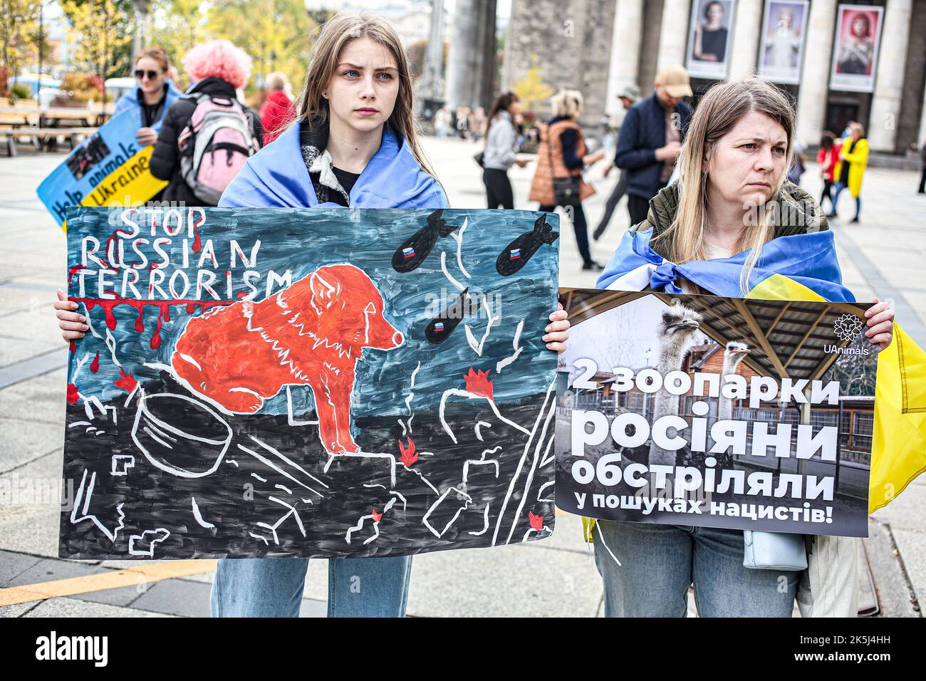 Warschau, Polen, USA. 8. Oktober 2022. Studenten, Einheimische, Immigranten, eingebürgerte iranisch-polnische Bürger in Warschau kamen zusammen, um gegen den Iran und die größeren Unruhen zu protestieren, die durch den Tod von Mahsa Amini, einer 22-jährigen Kurdin, ausgelöst wurden, die nach der Verhaftung durch die Moralpolizei am 13. September in Teheran ins Koma fiel. Sie verletzte angeblich das Gesetz, wonach Frauen ihre Haare mit einem Hijab, traditionell als Kopftuch bekannt, bedecken sollten. Drei Tage später starb sie im Krankenhaus an Verletzungen. (Bild: © Bianca Otero/ZUMA Press Wire) Stockfoto