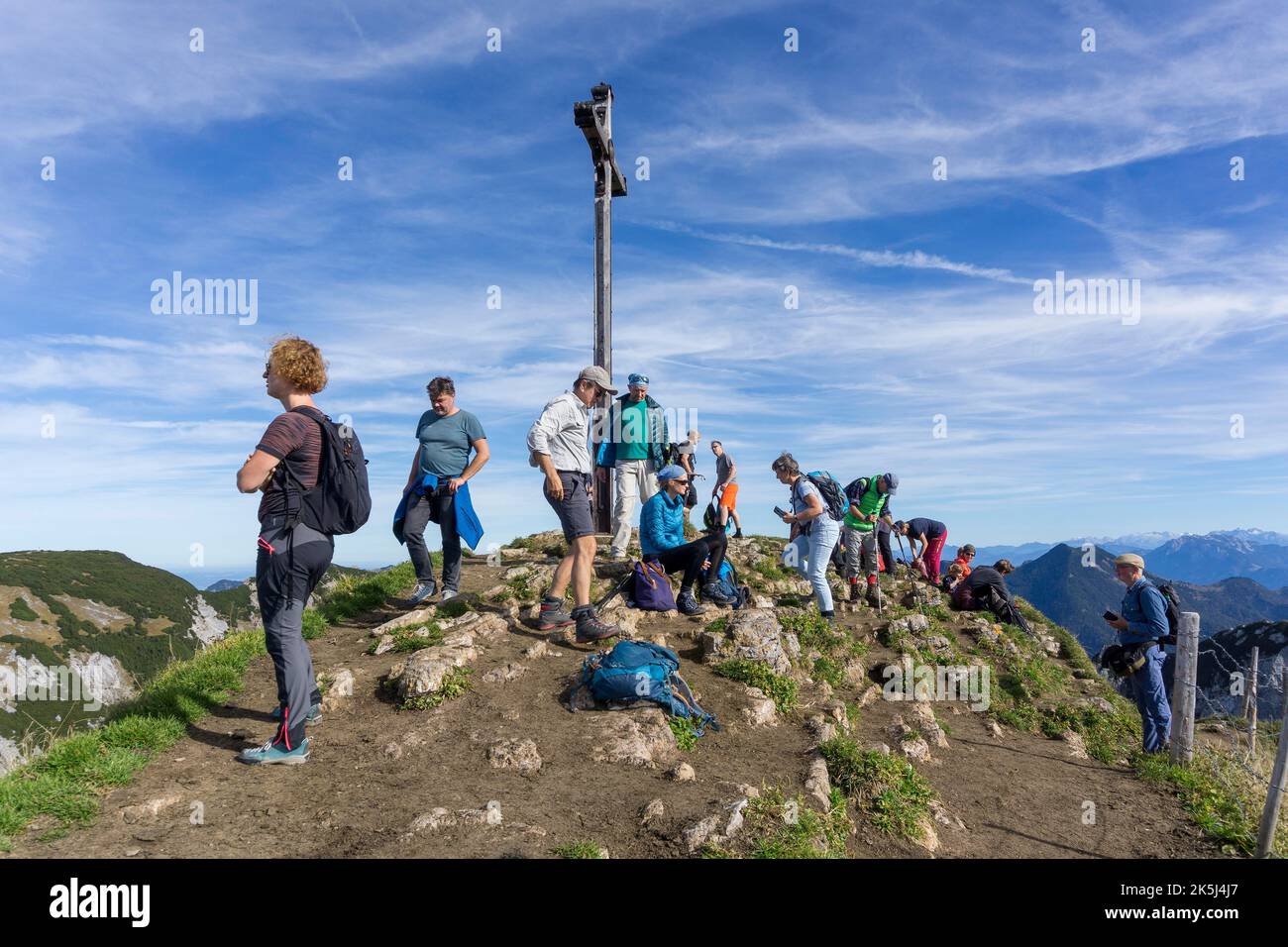 Viele Wanderer machen eine Pause auf dem Gipfel der Rotwand, Spitzingsee, Mangfallgebirge, Oberbayern, Deutschland Stockfoto