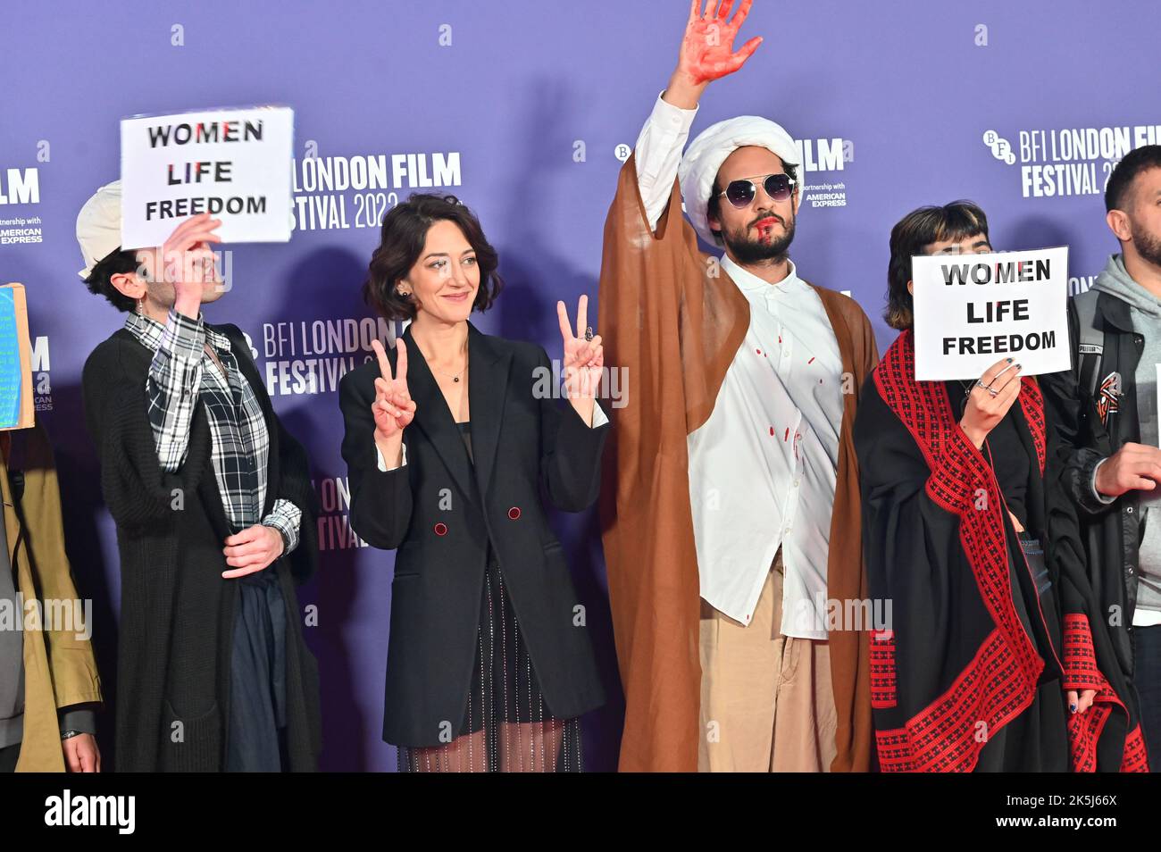 London, Großbritannien. 8. Okt 2022. Regisseur Ali Abbasi und der Schauspieler ZAR Amir Ebrahimi kommen bei der britischen Premiere zur Heiligen Spinne, ebenfalls ein Protest gegen den Tod von Mahsa Amini beim BFI London Film Festival 2022 am 8.. Oktober 2022 in der South Bank, Royal Festival Hall, London, Großbritannien. Quelle: Siehe Li/Picture Capital/Alamy Live News Stockfoto