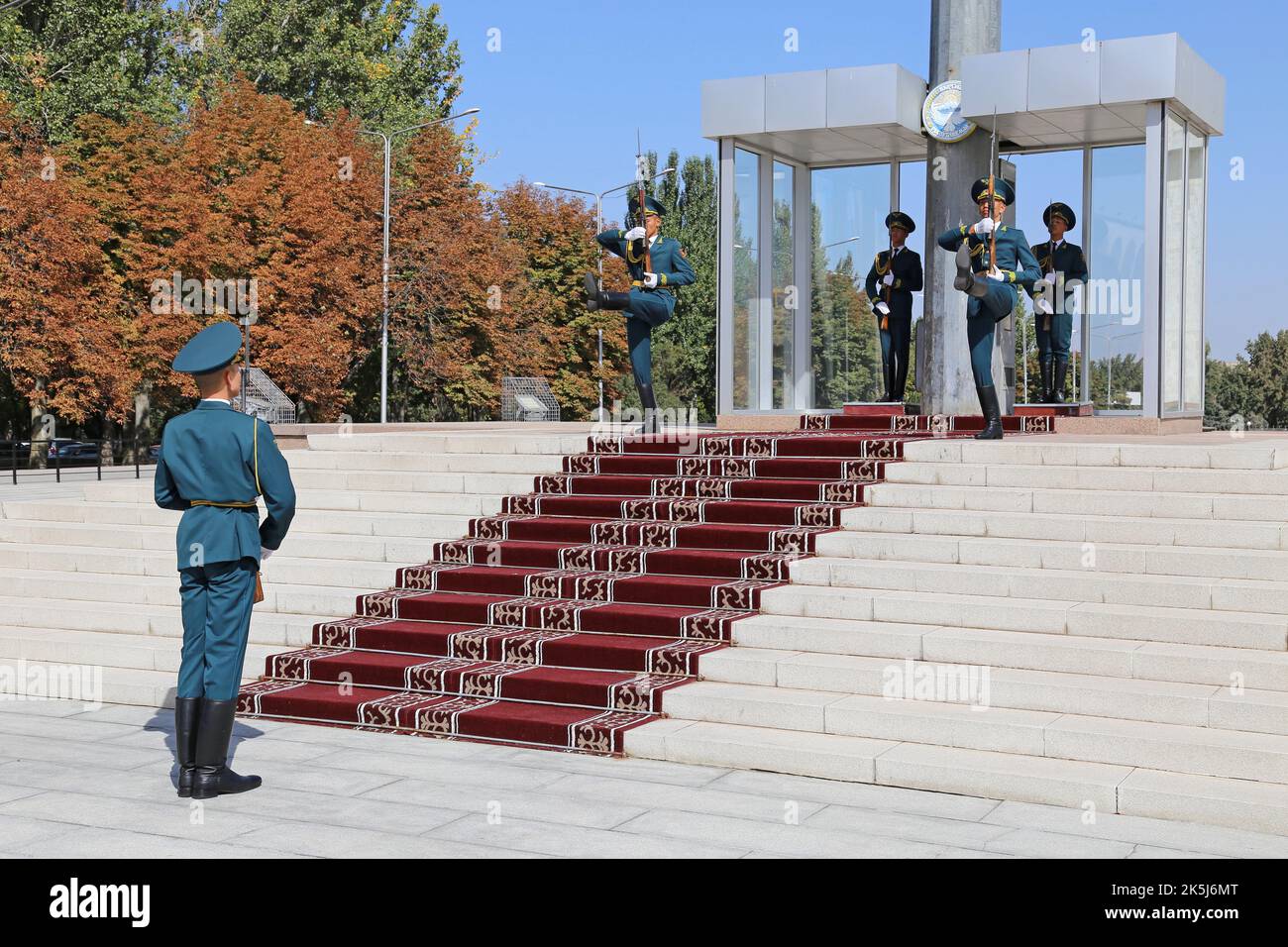 Wachablösung, Ala-zu-Platz, Bishkek, Bishkek City Region, Kirgisistan, Zentralasien Stockfoto