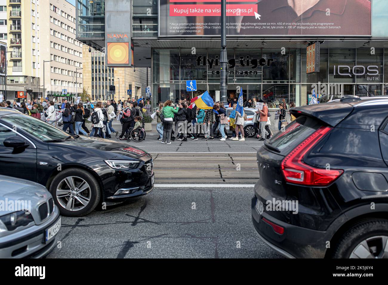 Warschau, Polen, USA. 8. Oktober 2022. Studenten, Einheimische, Immigranten, eingebürgerte iranisch-polnische Bürger in Warschau kamen zusammen, um gegen den Iran und die größeren Unruhen zu protestieren, die durch den Tod von Mahsa Amini, einer 22-jährigen Kurdin, ausgelöst wurden, die nach der Verhaftung durch die Moralpolizei am 13. September in Teheran ins Koma fiel. Sie verletzte angeblich das Gesetz, wonach Frauen ihre Haare mit einem Hijab, traditionell als Kopftuch bekannt, bedecken sollten. Drei Tage später starb sie im Krankenhaus an Verletzungen. (Bild: © Bianca Otero/ZUMA Press Wire) Stockfoto