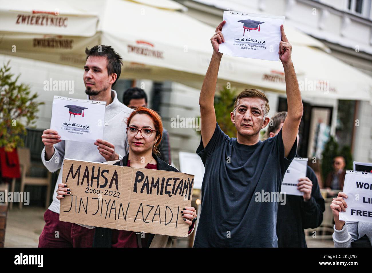 Warschau, Polen, USA. 8. Oktober 2022. Studenten, Einheimische, Immigranten, eingebürgerte iranisch-polnische Bürger in Warschau kamen zusammen, um gegen den Iran und die größeren Unruhen zu protestieren, die durch den Tod von Mahsa Amini, einer 22-jährigen Kurdin, ausgelöst wurden, die nach der Verhaftung durch die Moralpolizei am 13. September in Teheran ins Koma fiel. Sie verletzte angeblich das Gesetz, wonach Frauen ihre Haare mit einem Hijab, traditionell als Kopftuch bekannt, bedecken sollten. Drei Tage später starb sie im Krankenhaus an Verletzungen. (Bild: © Bianca Otero/ZUMA Press Wire) Stockfoto