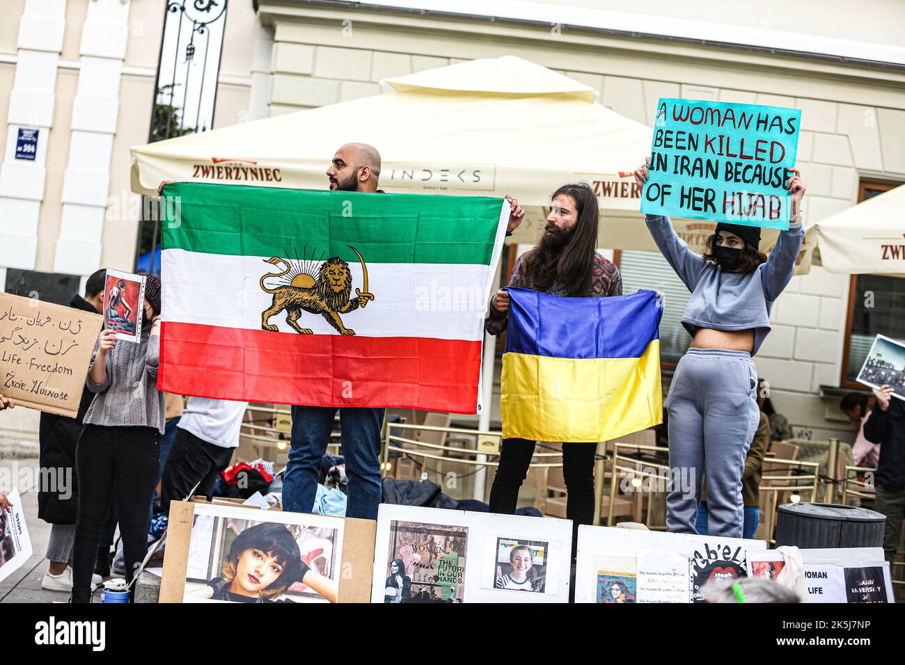 Warschau, Polen, USA. 8. Oktober 2022. Studenten, Einheimische, Immigranten, eingebürgerte iranisch-polnische Bürger in Warschau kamen zusammen, um gegen den Iran und die größeren Unruhen zu protestieren, die durch den Tod von Mahsa Amini, einer 22-jährigen Kurdin, ausgelöst wurden, die nach der Verhaftung durch die Moralpolizei am 13. September in Teheran ins Koma fiel. Sie verletzte angeblich das Gesetz, wonach Frauen ihre Haare mit einem Hijab, traditionell als Kopftuch bekannt, bedecken sollten. Drei Tage später starb sie im Krankenhaus an Verletzungen. (Bild: © Bianca Otero/ZUMA Press Wire) Stockfoto