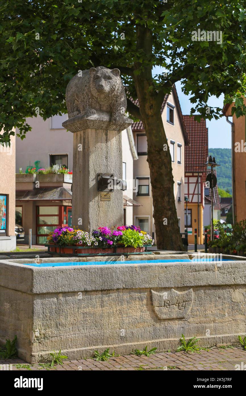 Bärenbrunnen, Steinfigur, Skulptur, Plastik, Eningen unter Achalm, Baden-Württemberg, Deutschland Stockfoto