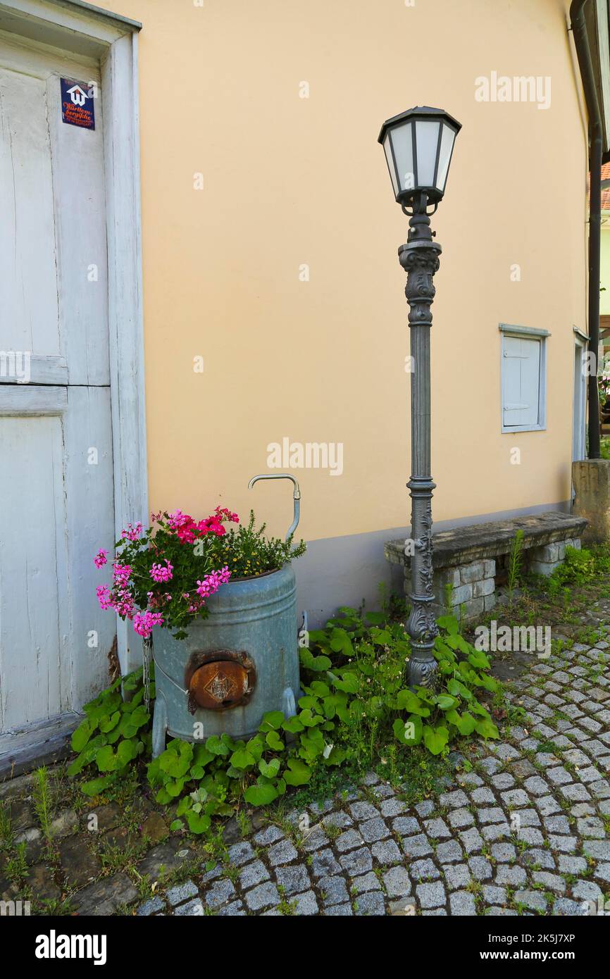 Gruener Hof, Heimatmuseum, historische Zinkwanne, Waschtrog mit Pflanzen, Cranesbill (Geranium), lustige Pflanzentrog mit Wasserhahn, alte Straße Stockfoto