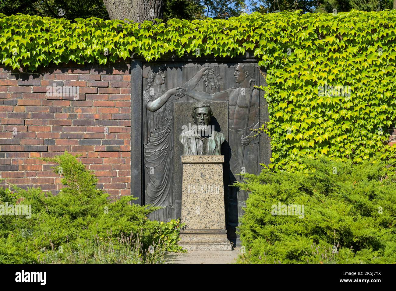 Grab von Wilhelm Liebknecht, Sozialistische Gedenkstätte, Friedrichsfelde Zentralfriedhof, Gudrunstraße, Lichtenberg, Berlin, Deutschland Stockfoto