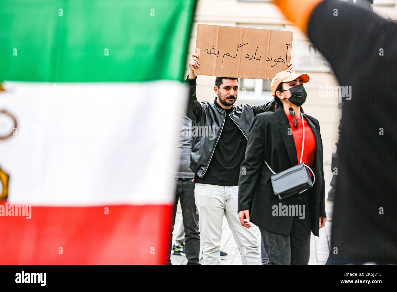 Warschau, Polen, USA. 8. Oktober 2022. Studenten, Einheimische, Immigranten, eingebürgerte iranisch-polnische Bürger in Warschau kamen zusammen, um gegen den Iran und die größeren Unruhen zu protestieren, die durch den Tod von Mahsa Amini, einer 22-jährigen Kurdin, ausgelöst wurden, die nach der Verhaftung durch die Moralpolizei am 13. September in Teheran ins Koma fiel. Sie verletzte angeblich das Gesetz, wonach Frauen ihre Haare mit einem Hijab, traditionell als Kopftuch bekannt, bedecken sollten. Drei Tage später starb sie im Krankenhaus an Verletzungen. (Bild: © Bianca Otero/ZUMA Press Wire) Stockfoto