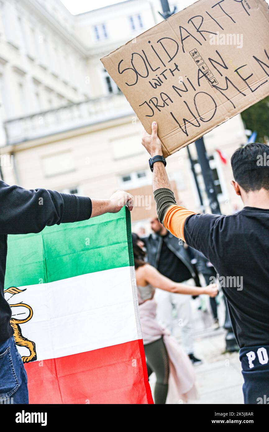 Warschau, Polen, USA. 8. Oktober 2022. Studenten, Einheimische, Immigranten, eingebürgerte iranisch-polnische Bürger in Warschau kamen zusammen, um gegen den Iran und die größeren Unruhen zu protestieren, die durch den Tod von Mahsa Amini, einer 22-jährigen Kurdin, ausgelöst wurden, die nach der Verhaftung durch die Moralpolizei am 13. September in Teheran ins Koma fiel. Sie verletzte angeblich das Gesetz, wonach Frauen ihre Haare mit einem Hijab, traditionell als Kopftuch bekannt, bedecken sollten. Drei Tage später starb sie im Krankenhaus an Verletzungen. (Bild: © Bianca Otero/ZUMA Press Wire) Stockfoto