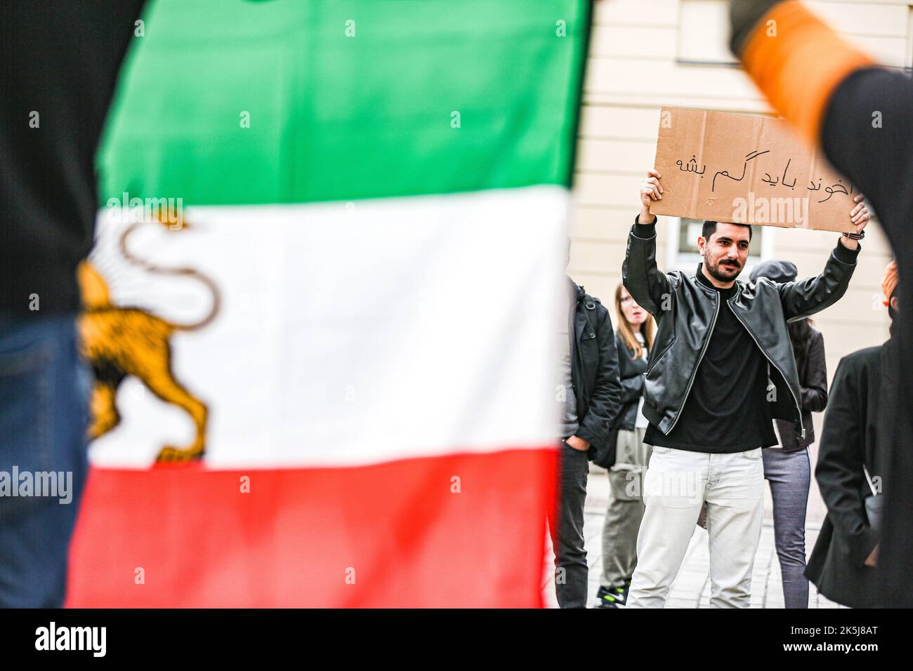 Warschau, Polen, USA. 8. Oktober 2022. Studenten, Einheimische, Immigranten, eingebürgerte iranisch-polnische Bürger in Warschau kamen zusammen, um gegen den Iran und die größeren Unruhen zu protestieren, die durch den Tod von Mahsa Amini, einer 22-jährigen Kurdin, ausgelöst wurden, die nach der Verhaftung durch die Moralpolizei am 13. September in Teheran ins Koma fiel. Sie verletzte angeblich das Gesetz, wonach Frauen ihre Haare mit einem Hijab, traditionell als Kopftuch bekannt, bedecken sollten. Drei Tage später starb sie im Krankenhaus an Verletzungen. (Bild: © Bianca Otero/ZUMA Press Wire) Stockfoto