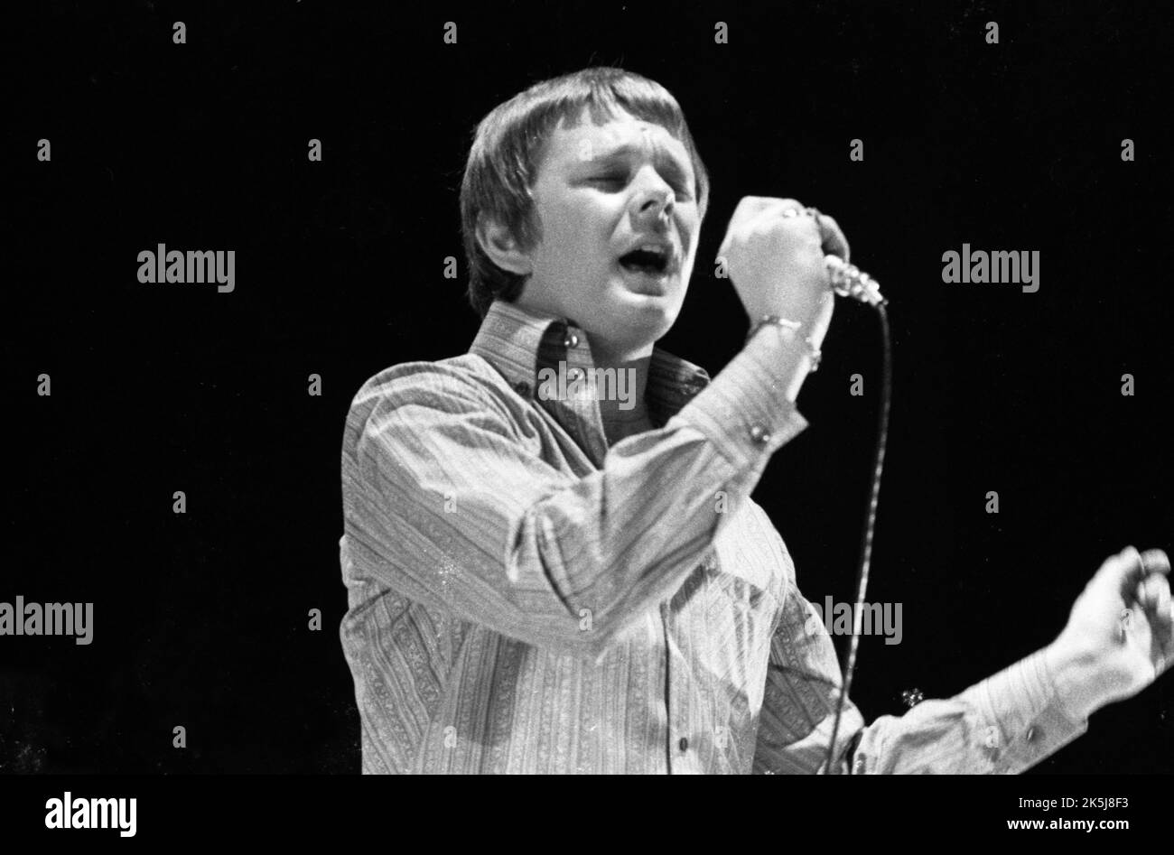 Die Show des britischen Popstars Graham Bonney, hier 1966 in der Dortmunder Westfalenhalle, war eine Mischung aus Popmusik und Modenschau. Graham Stockfoto