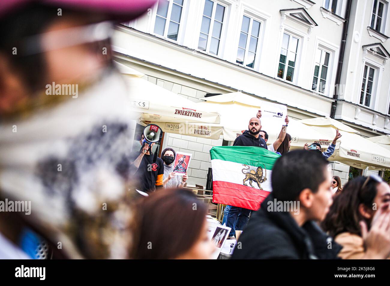 Warschau, Polen, USA. 8. Oktober 2022. Studenten, Einheimische, Immigranten, eingebürgerte iranisch-polnische Bürger in Warschau kamen zusammen, um gegen den Iran und die größeren Unruhen zu protestieren, die durch den Tod von Mahsa Amini, einer 22-jährigen Kurdin, ausgelöst wurden, die nach der Verhaftung durch die Moralpolizei am 13. September in Teheran ins Koma fiel. Sie verletzte angeblich das Gesetz, wonach Frauen ihre Haare mit einem Hijab, traditionell als Kopftuch bekannt, bedecken sollten. Drei Tage später starb sie im Krankenhaus an Verletzungen. (Bild: © Bianca Otero/ZUMA Press Wire) Stockfoto