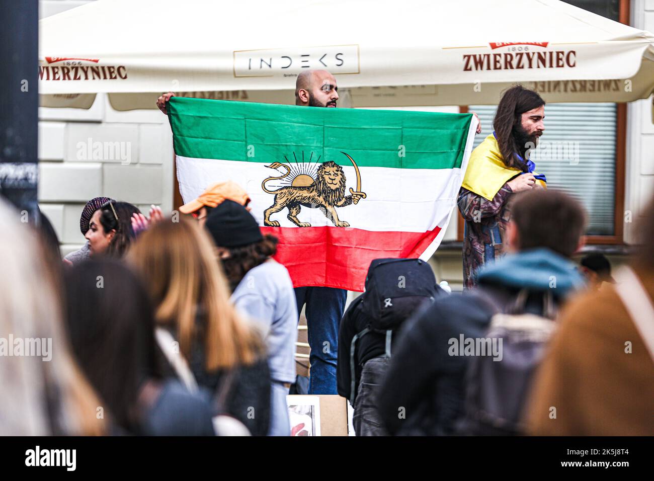 Warschau, Polen, USA. 8. Oktober 2022. Studenten, Einheimische, Immigranten, eingebürgerte iranisch-polnische Bürger in Warschau kamen zusammen, um gegen den Iran und die größeren Unruhen zu protestieren, die durch den Tod von Mahsa Amini, einer 22-jährigen Kurdin, ausgelöst wurden, die nach der Verhaftung durch die Moralpolizei am 13. September in Teheran ins Koma fiel. Sie verletzte angeblich das Gesetz, wonach Frauen ihre Haare mit einem Hijab, traditionell als Kopftuch bekannt, bedecken sollten. Drei Tage später starb sie im Krankenhaus an Verletzungen. (Bild: © Bianca Otero/ZUMA Press Wire) Stockfoto