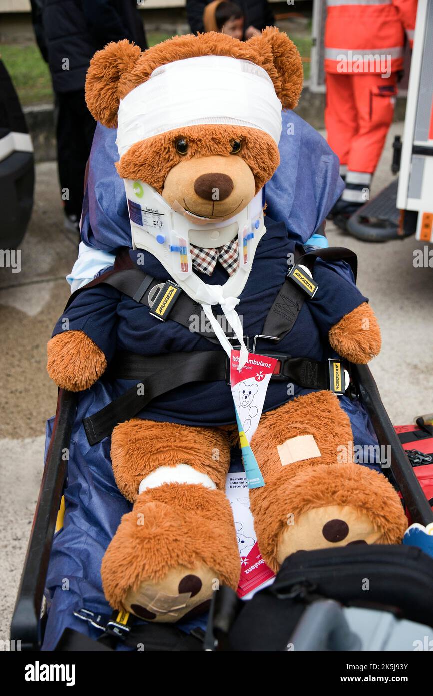 Verletzter Teddybär mit voller Sorgfalt sitzt auf einer Rettungstrage,  Polizei, Tag der offenen Tür, Berlin, Deutschland Stockfotografie - Alamy