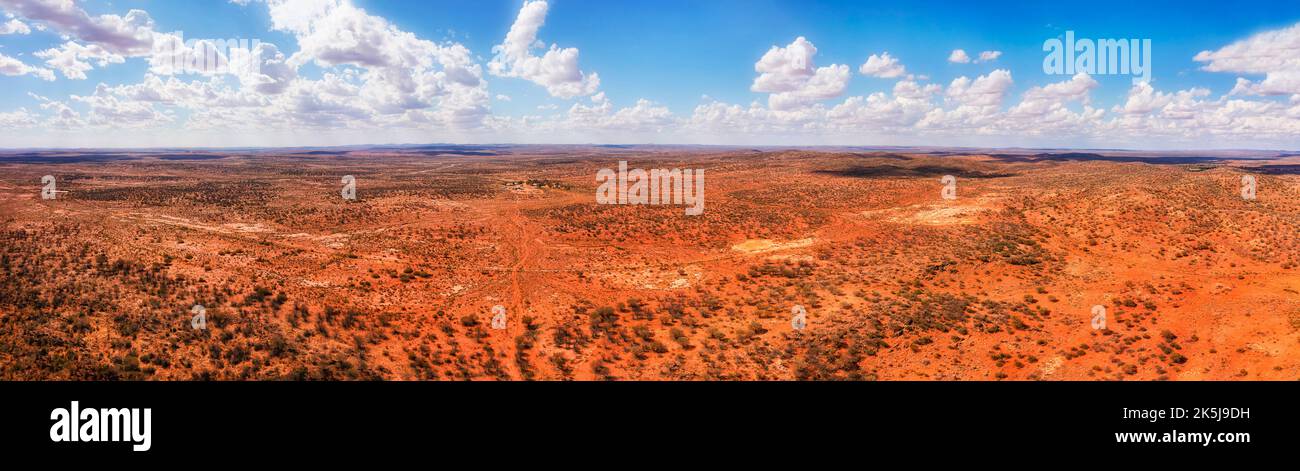 Trockener, trockener Outback auf rotem Boden rund um Broken Hill, die australische Stadt - Luftpanorama über die abgelegene Farm. Stockfoto